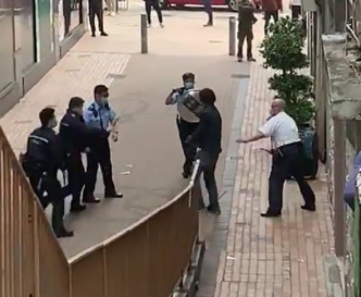 多名警員手持警棍，於跑馬地制服一名男子。片段截圖
