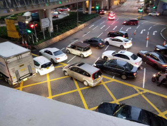 多輛私家車在干諾道中堵塞交通。香港交通突發報料區‎Cheung Sze Chun‎  圖片