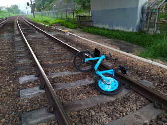东铁线发现路轨上有单车。港铁提供图片