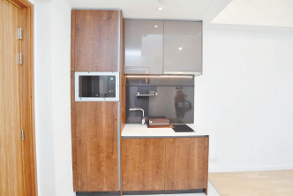 开放式厨房备有所需家电及厨柜，煮食及贮物空间足够。