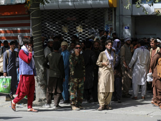 阿富汗大批民众到银行排队提款，准备逃离阿富汗。AP图片