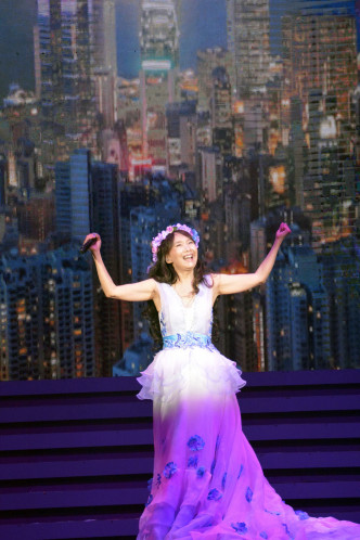 去年底陳美齡在港開演唱會時有唱過《香港香港》。