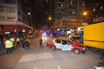 兩輛的士相撞後，再平排撞向一輛泊於路旁的貨車車尾。