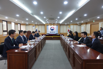 鄭若驊與韓國法務部次官金浯洙（左四）會面。