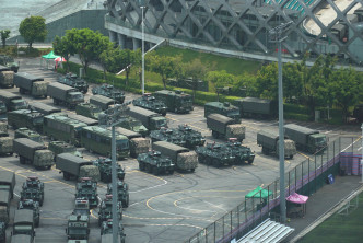 有大批军车及装甲车在深圳湾体育中心附近集结。美联社图片