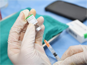 中国已有十七款新冠疫苗进入临床试验阶段，其中四款获批附条件上市。新华社资料图片