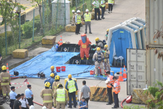 逾百名警员及消防人员下午到葵涌一号货柜码头，模拟有化学气体泄漏。杨伟亨摄
