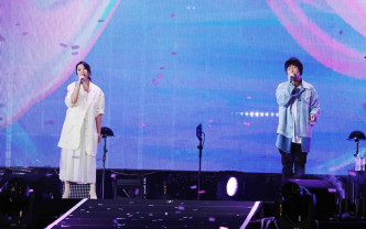 刘若英与五月天合唱新歌《所有相爱的人啊》。