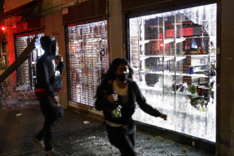 美國示威者在紐約大肆搶掠及破壞商戶。AP資料圖片