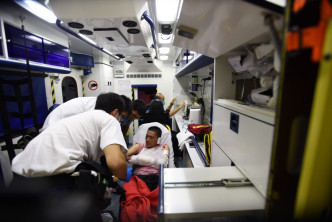 伤者由救护车送院。