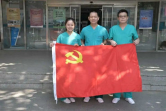 深圳市人民医院检验科派出了3人援京，左起分别为林豪芸、龚文波、龚文胜。网上图片