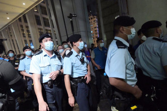 警方進入朗豪坊商場截查市民及驅散人群。