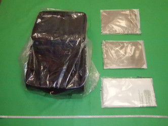海關於同日再在香港國際機場一行李箱的夾層內檢獲3包共約2.5公斤懷疑可卡因。政府新聞處圖片