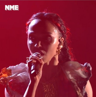 FKA twigs被传与男友沙拉保夫订婚。