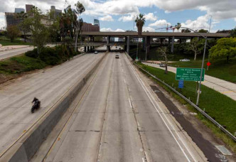 加州政府呼吁市民留在家中公路上只有寥寥数车。AP