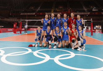 一众女排球员在奥运五环背景合照。Reuters
