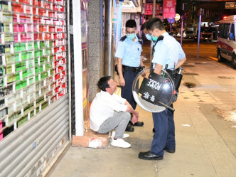警方发现男事主满身酒气，但无受伤。