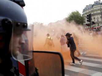 在巴黎大批示威者和警员冲突。AP