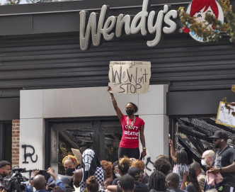 Wendy's快餐店外有民眾示威。 AP