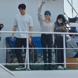 朴敏英及宋江在船上拍摄新剧。