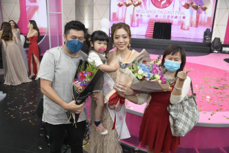 「阿姨」徐蒨寧獲老公、女兒及奶奶送花祝賀。