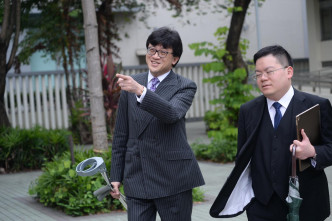 资深大律师石永泰(左)。