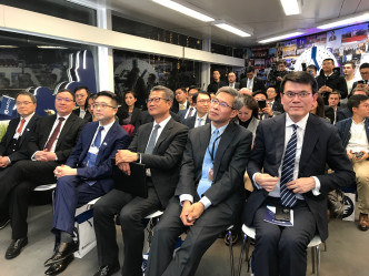 陳茂波（前排右三）和商務及經濟發展局局長邱騰華（前排右一）出席論壇。 政府圖片