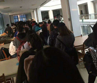 大學圖書館有過千學生排隊搶奪租用儲物櫃。網上圖片