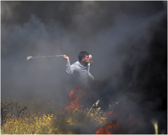 有巴勒斯坦人焚烧车胎、投掷石块及燃烧瓶。 AP