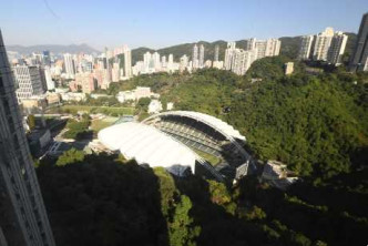  單位外望香港大球場及山景。