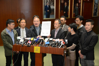 邵家臻(左起三)说，期望政府正视立法会的声音。