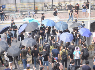 示威者仍然在不同街道聚集及示威。