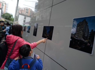 不少市民及街坊到场，透过画作及相片怀缅过去。