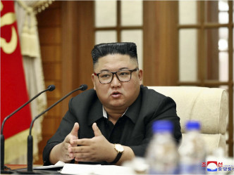 北韩最高领导人金正恩周二检讨北韩对抗新冠肺炎大流行的措施，确认有些措施存在著缺点。AP图片