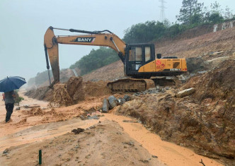 渖海高速公路向湛江方向，山坡发生山泥倾泻。网上图片