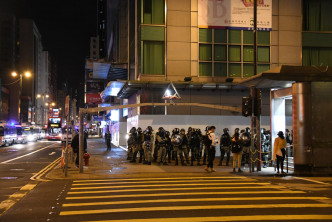 警方凌晨在旺角拘捕多人。