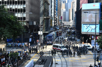 大批防暴警在中環。網圖