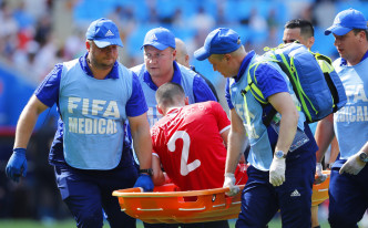 突尼西亚施安宾尤素夫受伤，要担架送出场。AP图片