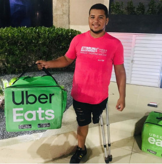 Carlos的目標是想成為一位Uber司機改善收入。