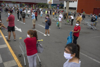 秘魯當地民衆戴口罩防疫。AP