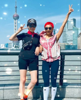 嘉玲和友人在上海东方明珠塔前合照。