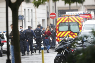 巴黎警方封锁附近街道调查。AP图片