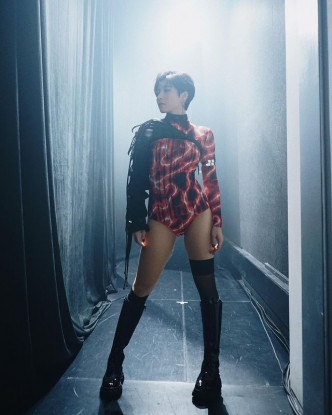 苇璇在20强演出《Born This Way》以及30强以女团唱《Hey Sistas》时，已穿bodysuit。