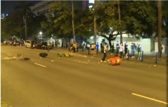 大埔有示威者堵路。NOW新聞截圖