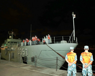 海上部队到达昂船洲码头。新华社