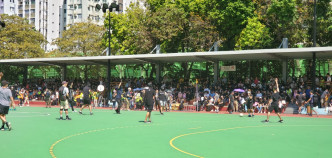 參加遊行的人士在球場看台附近集合。