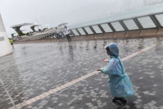有市民在尖沙嘴一带感受台风威力。