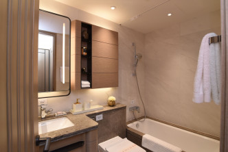 浴室以木色系作主調，營造暖意氛圍。（5座12樓C室）
