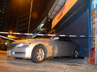 荃灣男子駕失車撞車房 鐵閘損毀凹陷。
