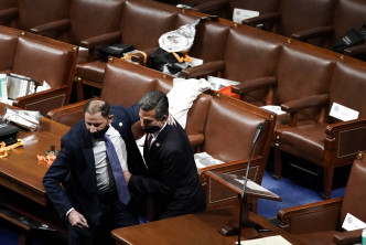 國會政客撤離。AP圖片